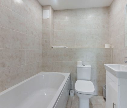 2 Bear's Court Bedroom 2 Ensuite - StayCotswold