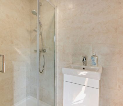 2 Bear's Court Bedroom 3 Ensuite - StayCotswold