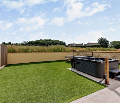2 Bear's Court Garden - StayCotswold
