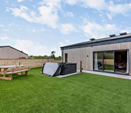 2 Bear's Court Garden - StayCotswold