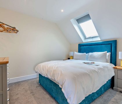 Bear's Court Apartment Master Bedroom - StayCotswold