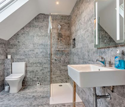 Bear's Court Apartment Shower Room - StayCotswold