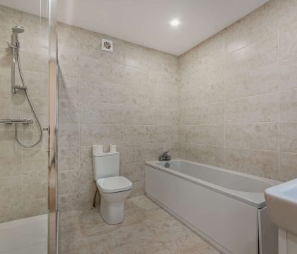 5 Bear's Court Family Bathroom - StayCotswold 