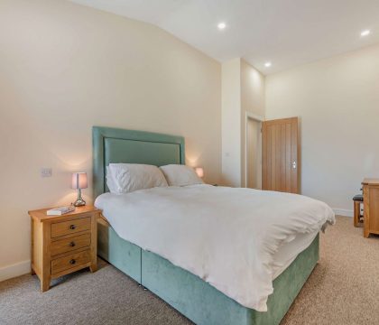 5 Bear's Court Master Bedroom - StayCotswold 