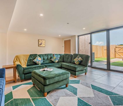 5 Bear's Court Sitting Area - StayCotswold 