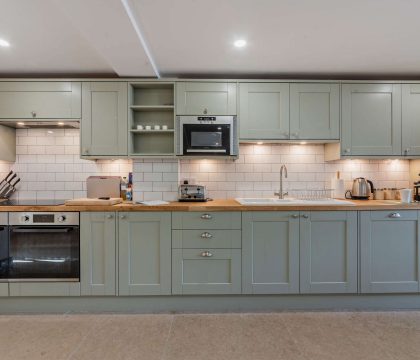 5 Bear's Court Kitchen  - StayCotswold 