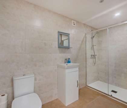 5 Bear's Court Shower Room - StayCotswold 