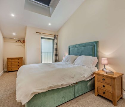 5 Bear's Court Master Bedroom - StayCotswold 