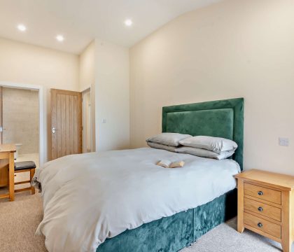6 Bear's Court Master Bedroom - StayCotswold 