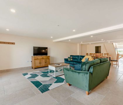 6 Bear's Court Sitting Area  - StayCotswold 