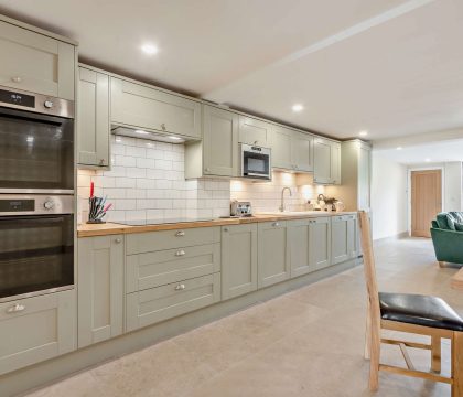 6 Bear's Court Kitchen  - StayCotswold 