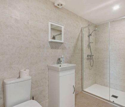 6 Bear's Court Shower Room - StayCotswold 