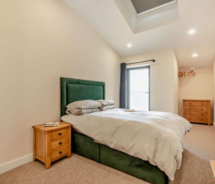 6 Bear's Court Master Bedroom - StayCotswold 
