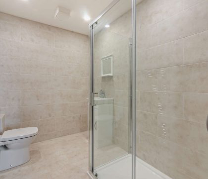 6 Bear's Court Master Bedroom Ensuite - StayCotswold 