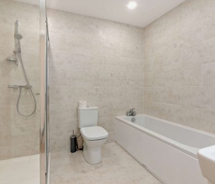 6 Bear's Court Family Bathroom - StayCotswold 