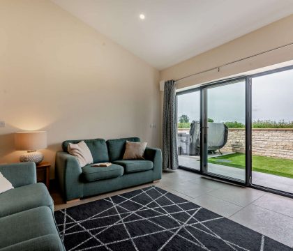 1 Bear's Court Sitting Area - StayCotswold