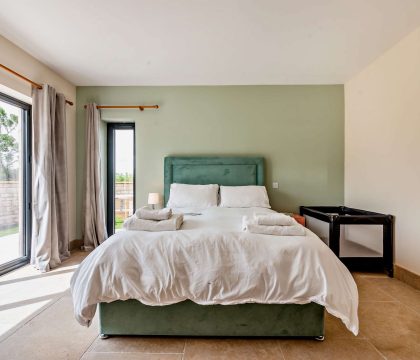 1 Bear's Court Master Bedroom - StayCotswold