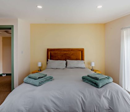 1 Bear's Court Bedroom 2 - StayCotswold