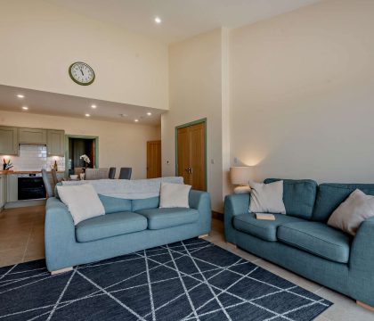 1 Bear's Court Sitting Area - StayCotswold
