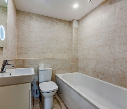 1 Bear's Court Family Bathroom - StayCotswold