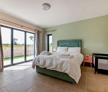 1 Bear's Court Master Bedroom - StayCotswold