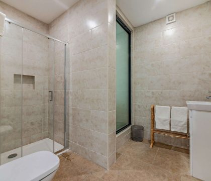 1 Bear's Court Master Bedroom Ensuite - StayCotswold