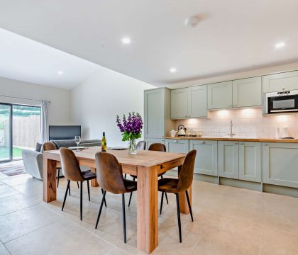 3 Bear's Court Dining Area - StayCotswold