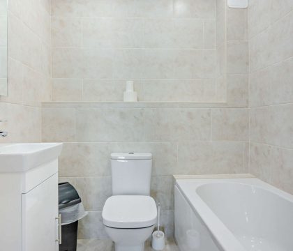 3 Bear's Court Bedroom 3 Ensuite - StayCotswold