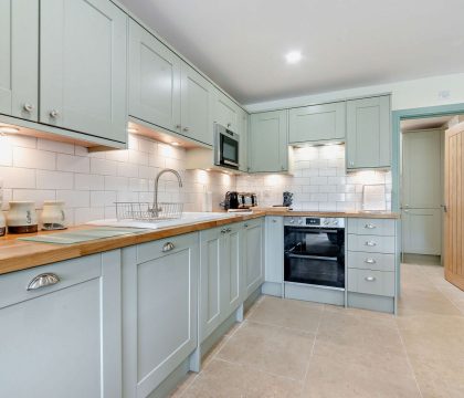 3 Bear's Court Kitchen - StayCotswold