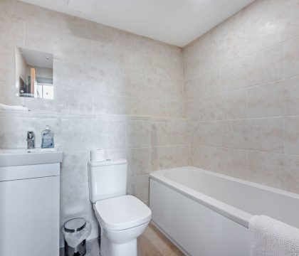 3 Bear's Court Family Bathroom - StayCotswold