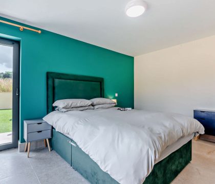 3 Bear's Court Master Bedroom - StayCotswold