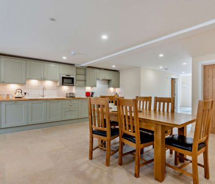 7 Bear's Court Kitchen - StayCotswold 