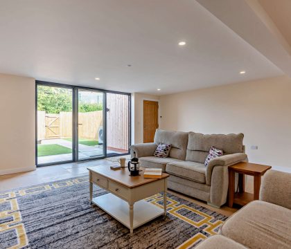 7 Bear's Court Sitting Area - StayCotswold 
