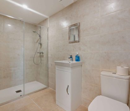 7 Bear's Court Shower Room - StayCotswold 