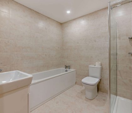 7 Bear's Court Family Bathroom - StayCotswold 