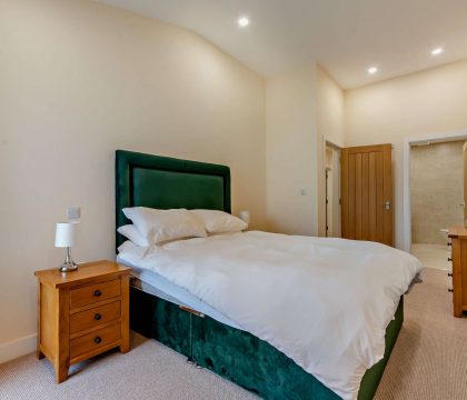 7 Bear's Court Master Bedroom - StayCotswold 
