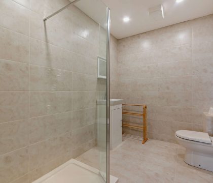 7 Bear's Court Master Bedroom Ensuite- StayCotswold 