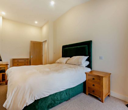 7 Bear's Court Bedroom 2 - StayCotswold 