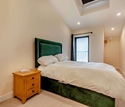 7 Bear's Court Master Bedroom - StayCotswold 