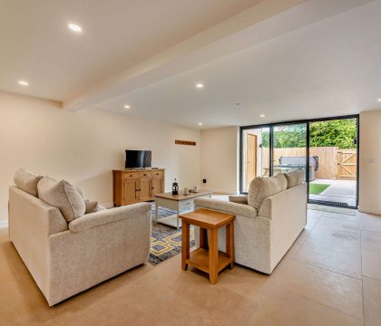 7 Bear's Court Sitting Area - StayCotswold 