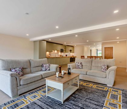 7 Bear's Court Sitting Area - StayCotswold 