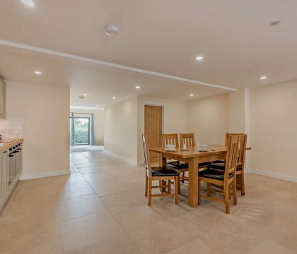 7 Bear's Court Kitchen - StayCotswold 