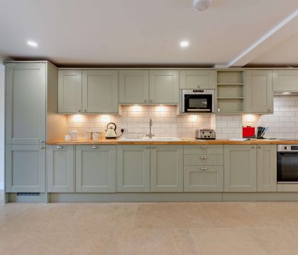 7 Bear's Court Kitchen - StayCotswold 