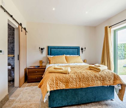 Bear's Court Annexe Bedroom 2 - StayCotswold
