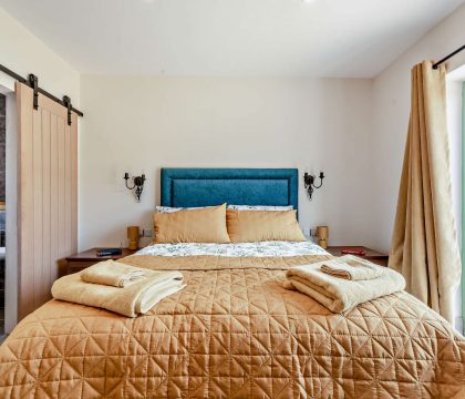 Bear's Court Annexe Bedroom 2 - StayCotswold