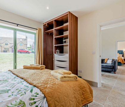 Bear's Court Annexe Bedroom 2 - StayCotswold
