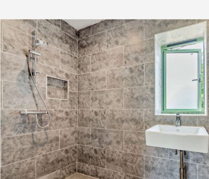 Bear's Court Annexe Bedroom 2 Ensuite - StayCotswold