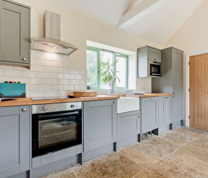 Bear's Court Annexe Kitchen - StayCotswold