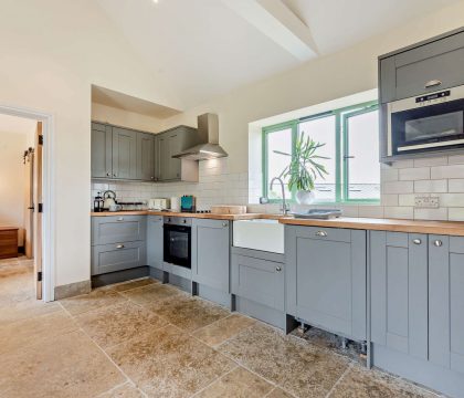 Bear's Court Annexe Kitchen - StayCotswold