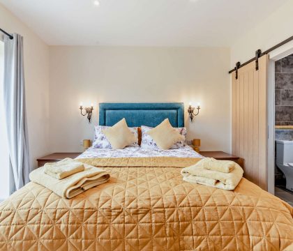 Bear's Court Annexe Master Bedroom - StayCotswold